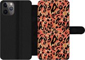 Bookcase Geschikt voor iPhone 11 Pro telefoonhoesje - Panterprint - Goud - Roze - Met vakjes - Wallet case met magneetsluiting