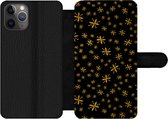 Bookcase Geschikt voor iPhone 11 Pro Max telefoonhoesje - Kerst - Sneeuwvlok - Goud - Met vakjes - Wallet case met magneetsluiting