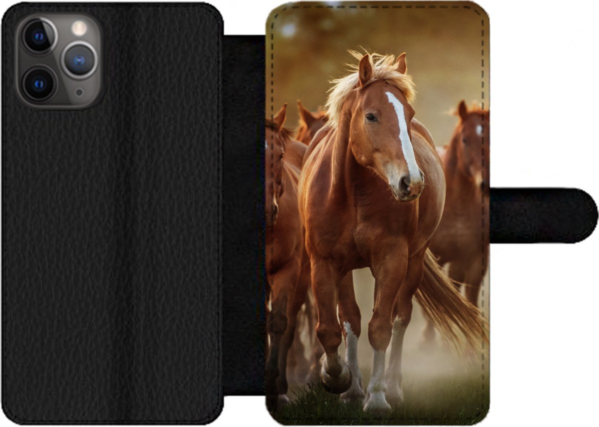 Telefoonhoesje Geschikt voor iPhone 11 Pro telefoonhoesje - Paarden - Licht - Natuur - Met vakjes - Wallet case met magneetsluiting