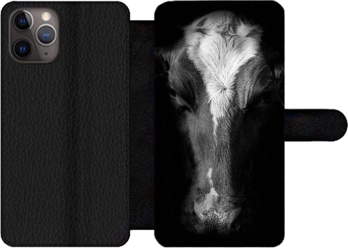 Telefoonhoesje Geschikt voor iPhone 11 Pro telefoonhoesje - Portretfoto koe op zwarte achtergrond in zwart-wit - Met vakjes - Wallet case met magneetsluiting