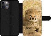 Bookcase Geschikt voor iPhone 11 Pro telefoonhoesje - Cheeta - Jong - Gras - Met vakjes - Wallet case met magneetsluiting