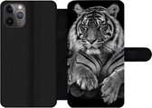 Bookcase Geschikt voor iPhone 11 Pro telefoonhoesje - Sumatraanse tijger op zwarte achtergrond in zwart-wit - Met vakjes - Wallet case met magneetsluiting