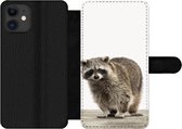 Bookcase Geschikt voor iPhone 11 telefoonhoesje - Wasbeer - Dieren - witte achtergrond -Jongens - Meisjes - Kinderen - Met vakjes - Wallet case met magneetsluiting