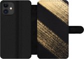 Bookcase Geschikt voor iPhone 11 telefoonhoesje - Gouden verfstrepen op een zwarte achtergrond - Met vakjes - Wallet case met magneetsluiting
