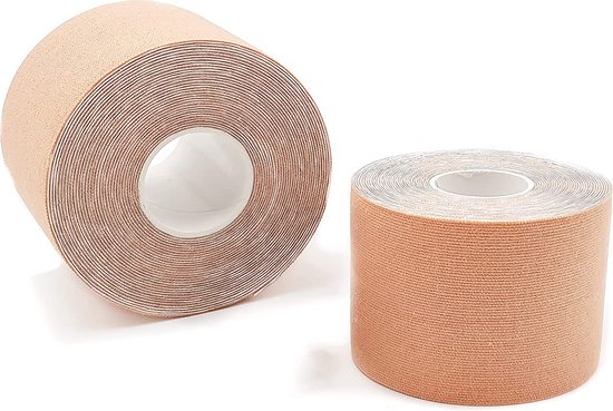 Deux rouleaux de tape de kinésiologie couleur chair.