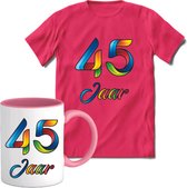45 Jaar Vrolijke Verjaadag T-shirt met mok giftset Roze | Verjaardag cadeau pakket set | Grappig feest shirt Heren – Dames – Unisex kleding | Koffie en thee mok | Maat S