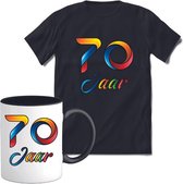 70 Jaar Vrolijke Verjaadag T-shirt met mok giftset Zwart | Verjaardag cadeau pakket set | Grappig feest shirt Heren – Dames – Unisex kleding | Koffie en thee mok | Maat XL