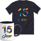 15 Jaar Vrolijke Verjaadag T-shirt met mok giftset Zwart | Verjaardag cadeau pakket set | Grappig feest shirt Heren – Dames – Unisex kleding | Koffie en thee mok | Maat XXL