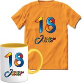 18 Jaar Vrolijke Verjaadag T-shirt met mok giftset Geel | Verjaardag cadeau pakket set | Grappig feest shirt Heren – Dames – Unisex kleding | Koffie en thee mok | Maat L