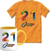 21 Jaar Vrolijke Verjaadag T-shirt met mok giftset Geel | Verjaardag cadeau pakket set | Grappig feest shirt Heren – Dames – Unisex kleding | Koffie en thee mok | Maat L