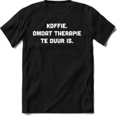 Omdat therapie te duur is T-Shirt Heren / Dames - Perfect koffie ochtend Shirt cadeau - koffiebonen spreuken teksten en grappige zinnen Maat XL