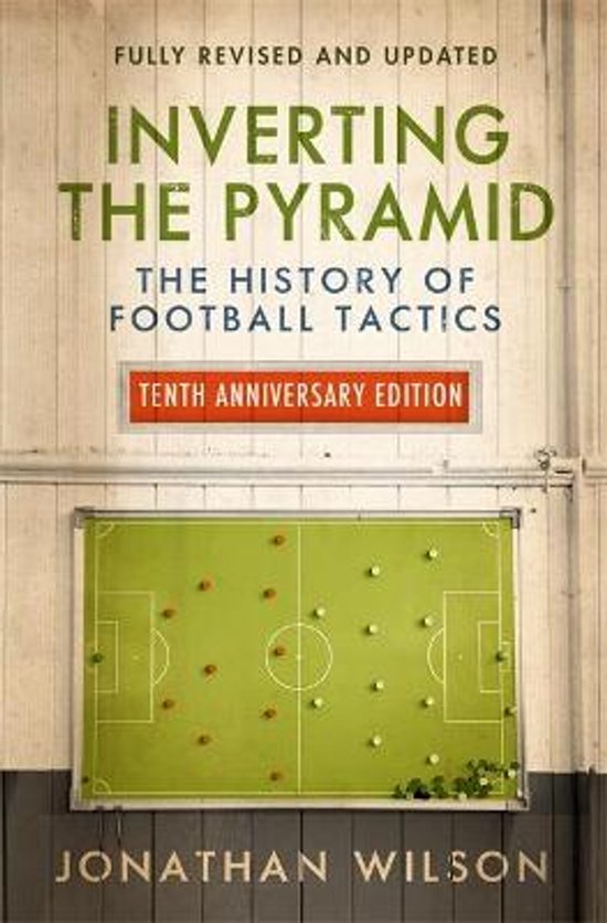 Livre 'Inverting the Pyramid: The History of Football Tactics', édition du dixième anniversaire, avec un tableau tactique de football.
