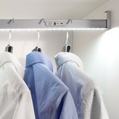 Milano Luxurious kledingstang met LED verlichting bewegingsmelder – kastroede met natuurlijk wit licht –  oplaadbare kledingroede met sensor en aan/uit schakelaar – 120 cm - zilver