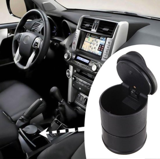 Zwarte, ronde aut asbak met deksel geplaatst in een bekerhouder in een auto-interieur.