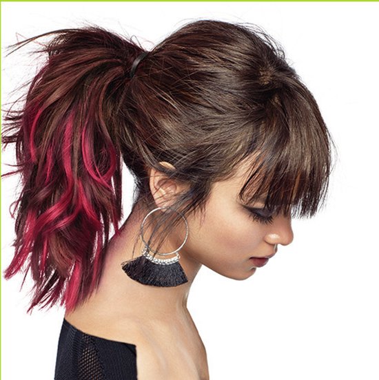 Model met een hoge paardenstaart met roze highlights en een grote zilveren oorbel.