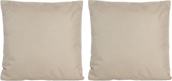 Twee taupekleurige sierkussens van 45x45 cm naast elkaar.