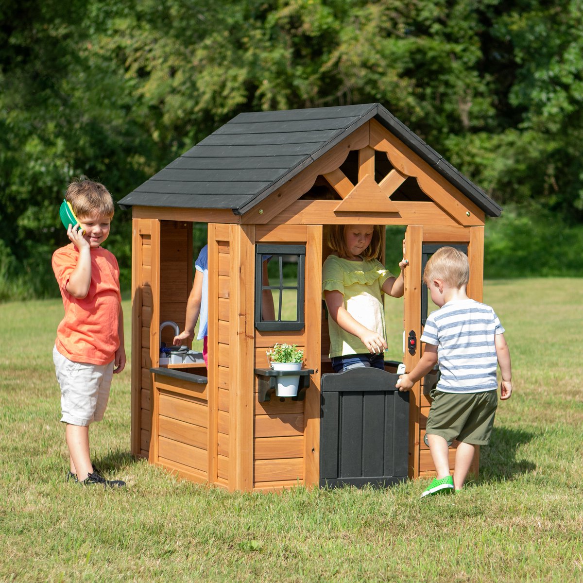 Backyard Discovery Sweetwater Speelhuis in Bruin / Grijs - Houten Speelhuisje met Speelkeuken en accessoires - Speelhuis voor de tuin / buiten — afbeelding 2