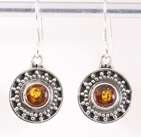 Fijne bewerkte ronde zilveren oorbellen met amber