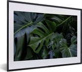 Fotolijst incl. Poster - Monstera met een donkere achtergrond - 40x30 cm - Posterlijst