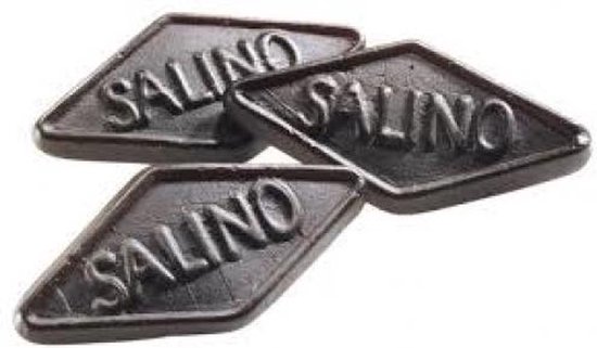 Drie zwarte, ruitvormige Haribo Salino dropjes met "SALINO" erop.