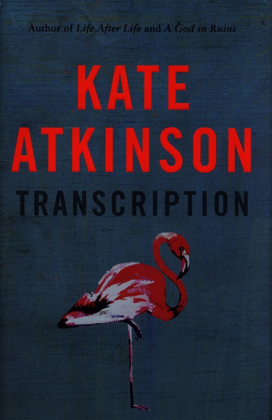 Boek kaft met de titel TRANSCIPTION van KATE ATKINSON. Een rode flamingo staat centraal.