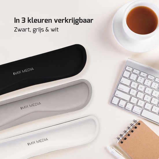 Zwarte, grijze en witte polssteunen van IMIX MEDIA naast een toetsenbord en koffiekopje.