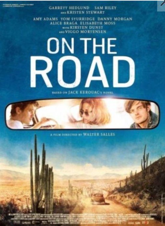 Film poster "On the Road" met acteurs Garrett Hedlund, Sam Riley, Kristen Stewart en Viggo Mortensen. Een woestijnlandschap met cactussen en een auto op de weg.