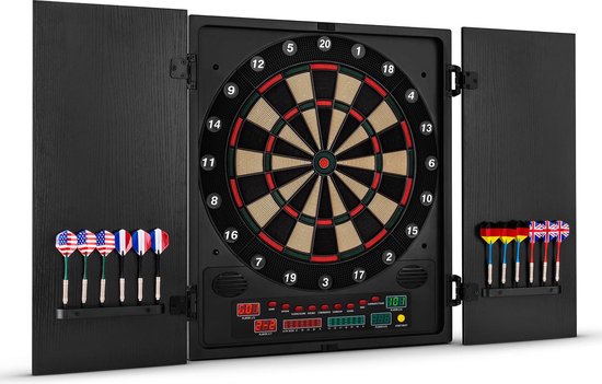 Zwart dartbord met open klapdeuren, met pijltjes en scorebord