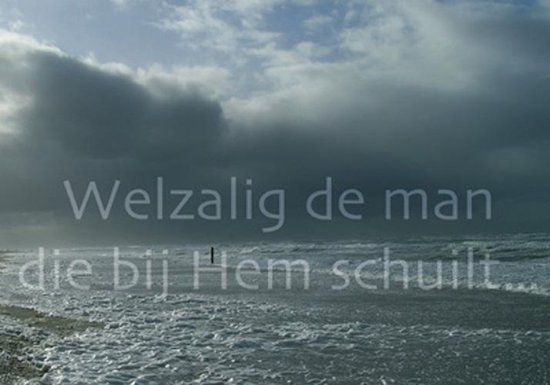 Zeegezicht met donkere wolken, golven en de tekst "Welzalig de man die bij Hem schuilt..."