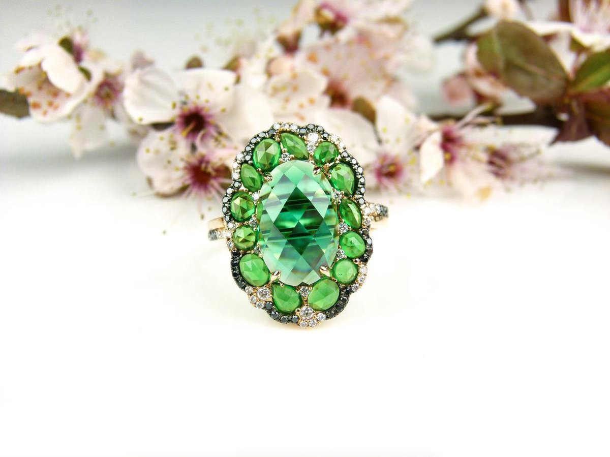 Roos gouden ring gezet met zwarte en witte diamant en tsavoriet