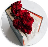 Forex Wandcirkel - Boek met Rode Rozen  - 40x40cm Foto op Wandcirkel (met ophangsysteem)