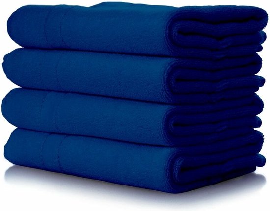 Pile de quatre serviettes douces bleu marine.