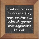 Wijsheden op krijtbord tegel over Werk met spreuk :Fouten maken is menselijk een ander de schuld geven management talent