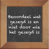 Wijsheden op krijtbord tegel over Politiek met spreuk :Beoordeel wat gezegd is en niet door wie het gezegd is