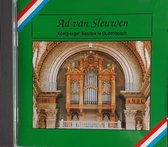 Ad van Sleuwen bespeeld het Köning-orgel in de basiliek te Oudenbosch