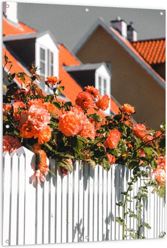 Tuinposter – Witte Schutting met Rode Bloemen - 100x150cm Foto op Tuinposter  (wanddecoratie voor buiten en binnen)