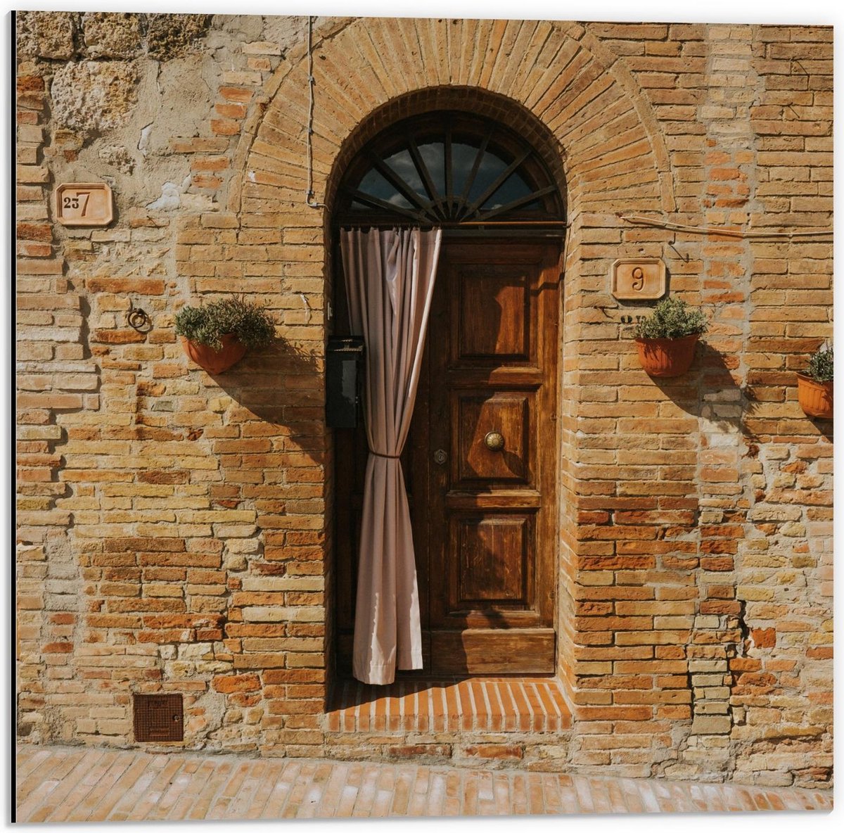 Dibond - Voordeur Klein Bruin Huisje - 50x50cm Foto op Aluminium (Wanddecoratie van metaal