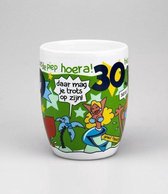 Verjaardag - Cartoon Mok - Hoera 30 jaar - Gevuld met een toffeemix - In cadeauverpakking met gekleurd lint