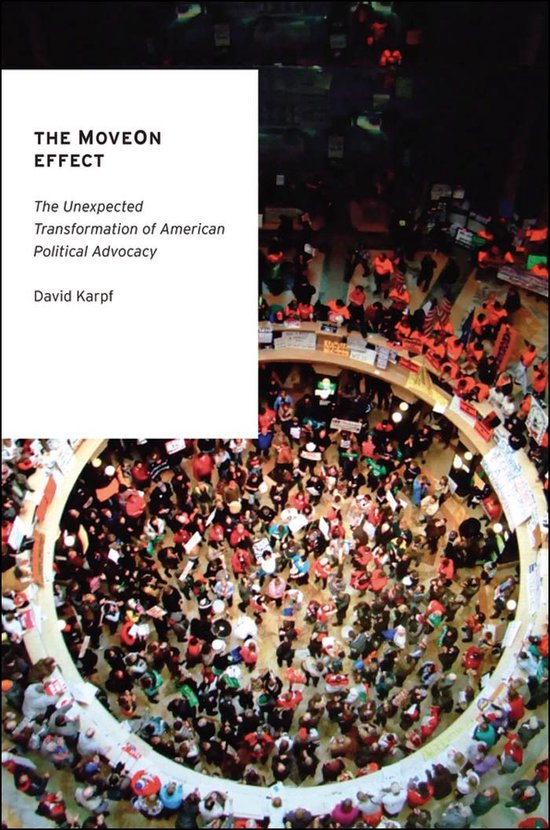 Boekhoes met de titel "THE MOVEON EFFECT: The Unexpected Transformation of American Political Advocacy" door David Karpf, boven een menigte in een ronde ruimte.