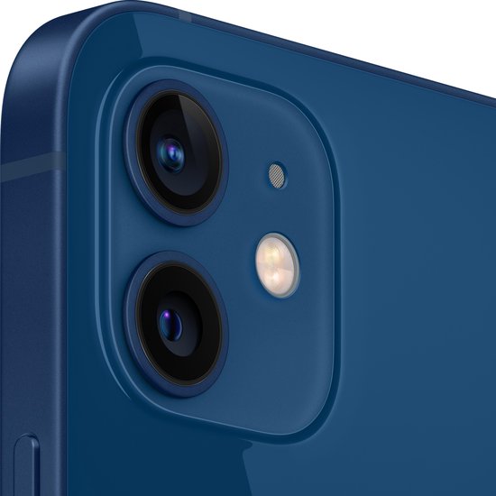 Close-up van de dubbele blauwe iPhone 12 camera met flitser.