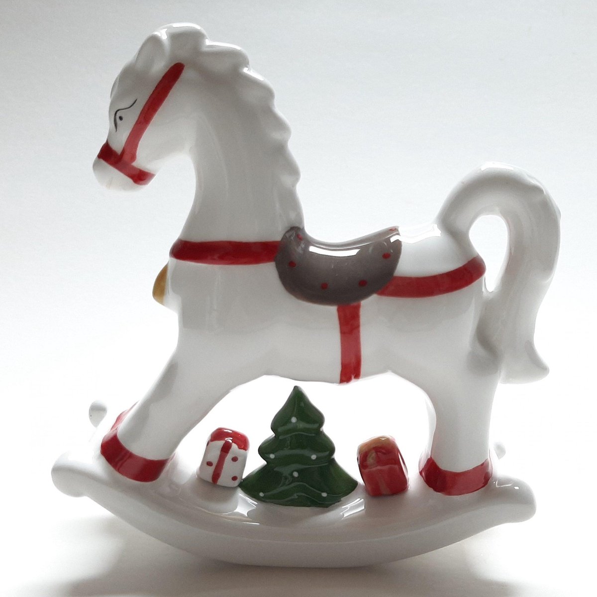Decoratief wit hobbelpaard kerst van keramiek – 14 cm – met kerstboom en cadeautjes – kerstdecoratie