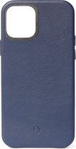 DECODED Leren Back Cover - iPhone 12 Mini - Hoogwaardig Europees Leer - Hoesje met Metalen Knoppen - Magnetische Technologie van Apple - Donker Blauw