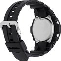 Achterkant van een zwart G-Shock horloge met metalen deksel en gesp.