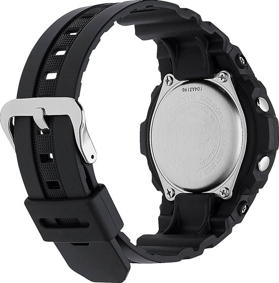 Achterkant van een zwart G-Shock horloge met metalen deksel en gesp.