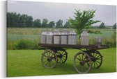 Schilderij - Oude melkkannen op wagen — 100x70 cm