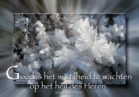 IJspegels op de grond, met de tekst 'Goed is het in stilheid te wachten op het heil des Heren. Klaagliederen 3:26'.