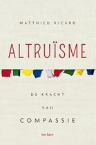 Boekomslag van 'Altruïsme' met de tekst 'MATTHIEU RICARD ALTRUISME DE KRACHT VAN COMPASSIE ten have'. Gebedsvlaggen in diverse kleuren sieren de bovenkant.