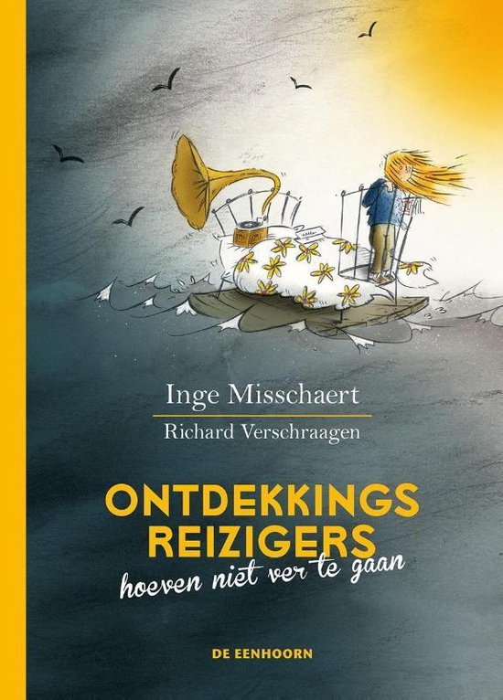 Een meisje met wapperend haar staat op een vlot met een tuba en bloemen. "Ontdekkingsreizigers hoeven niet ver te gaan" staat er in gele letters.