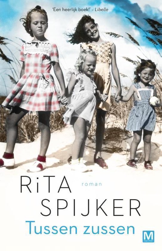Voorzijde van het boek 'Tussen zussen' met vier jonge meisjes die op het strand hand in hand lopen. 'Een heerlijk boek!' - Libelle.