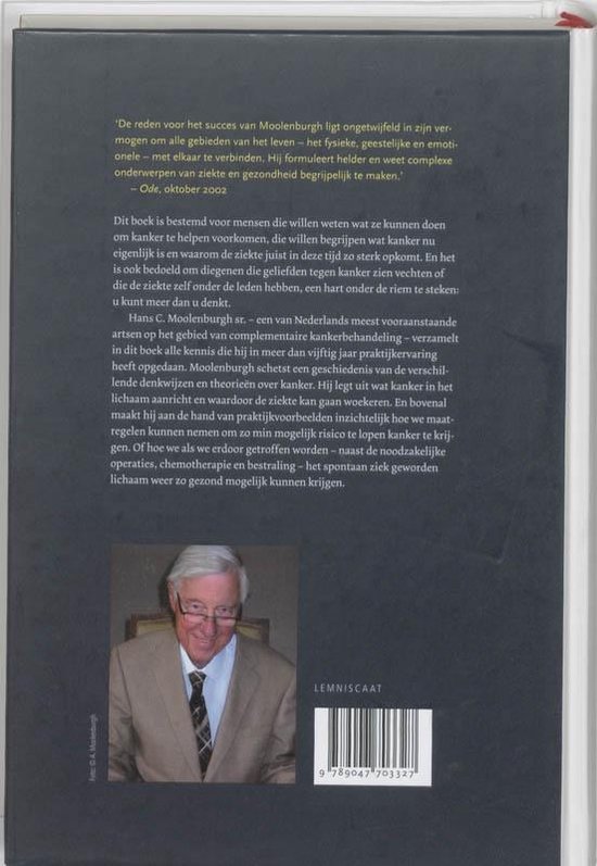 Achterkant boek met tekst en foto van Hans Moolenburgh sr. in pak.